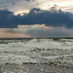 Bildnachweis 39 Aufgewühlte stürmische Ostsee mit hohen Wellen, weißer Gischt und dramatischen dunklen Gewitterwolken.