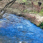 Bildnachweis 97 Sprudelnder Bachlauf der Seeve mit klarem, bläulich schimmernden Wasser.