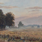 Naturkunst: Plein-Air-Landschaft mit morgendlicher Nebelstimmung: Aquarell einer weiten Wiese mit Baumgruppe am Horizont, sanften Wolken und atmosphärischem Licht in natürlicher Freilichtmalerei.